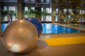 Piscine couverte, chaises longues