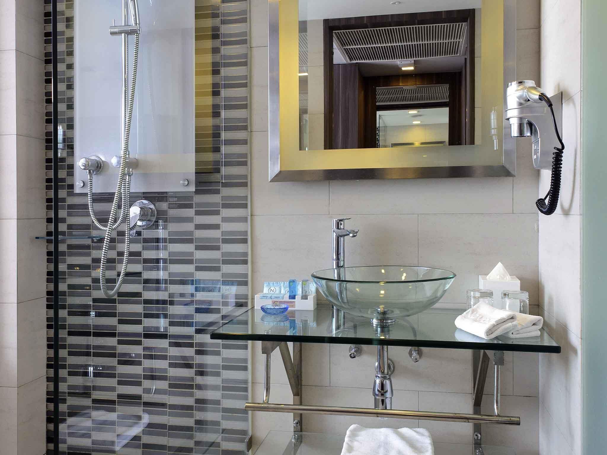 Minibaari, tallelokero huoneessa, yksilöllisesti sisustettu