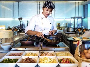 2 nhà hàng, phục vụ bữa sáng, bữa trưa, món ăn mang phong cách quốc tế 