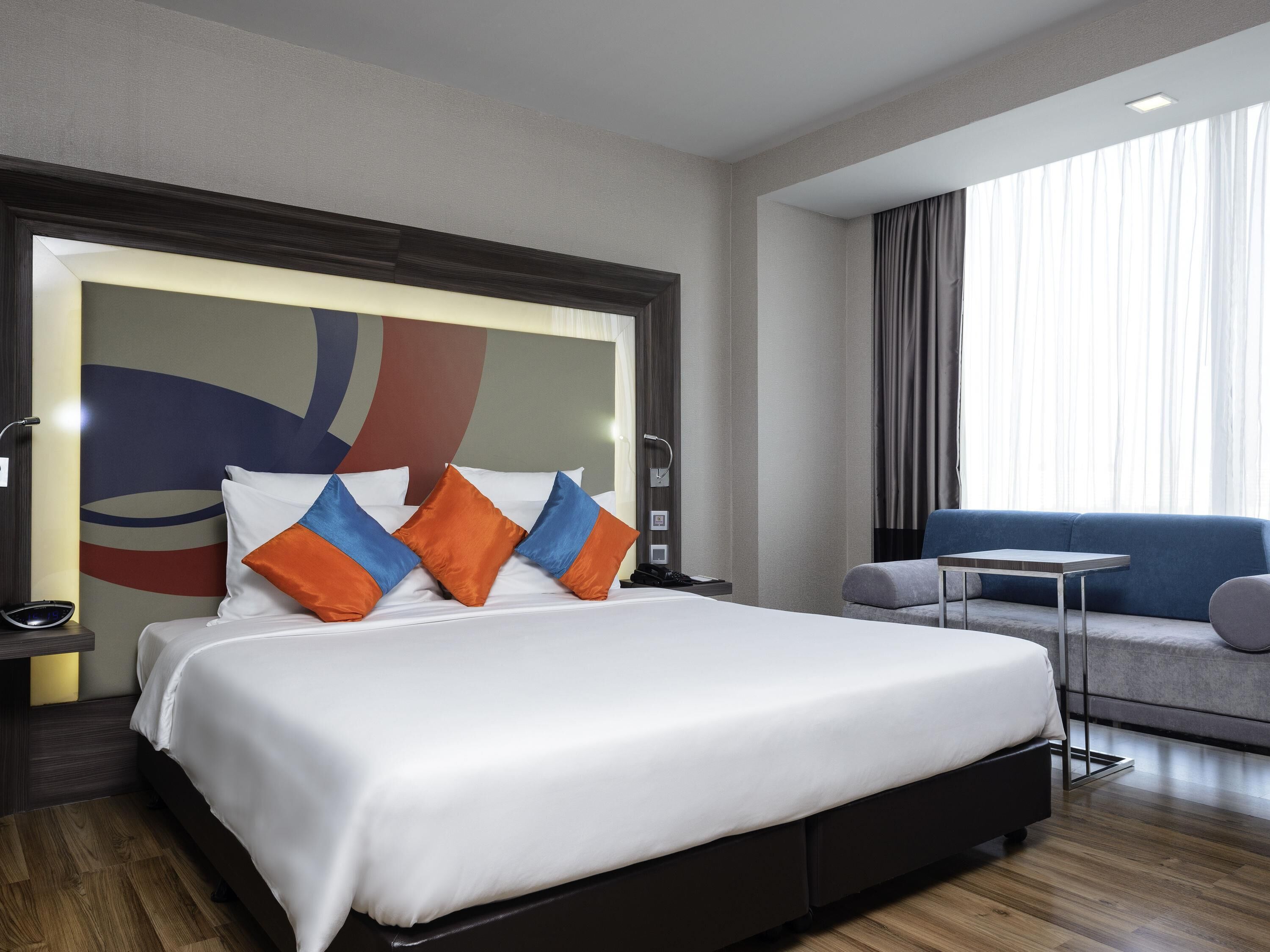 Standard Room, 1 King Bed | Minibar, in-room safe, desk, laptop workspace