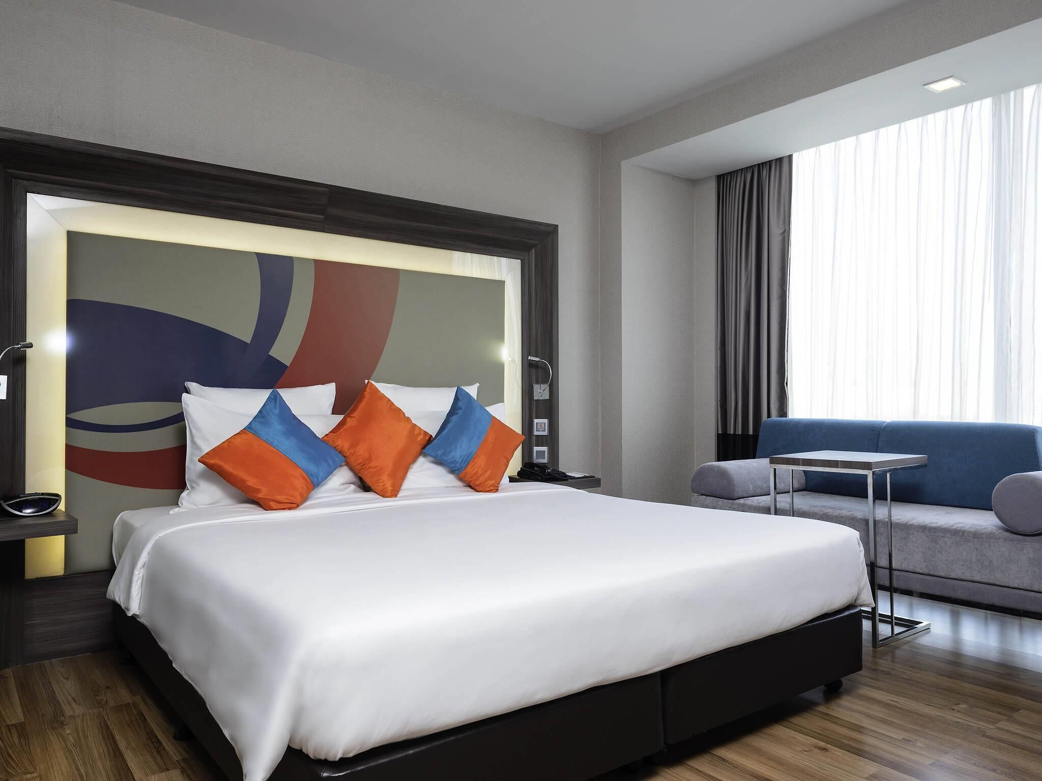 Standard Room, 1 King Bed | Minibar, in-room safe, individually decorated, individually furnished