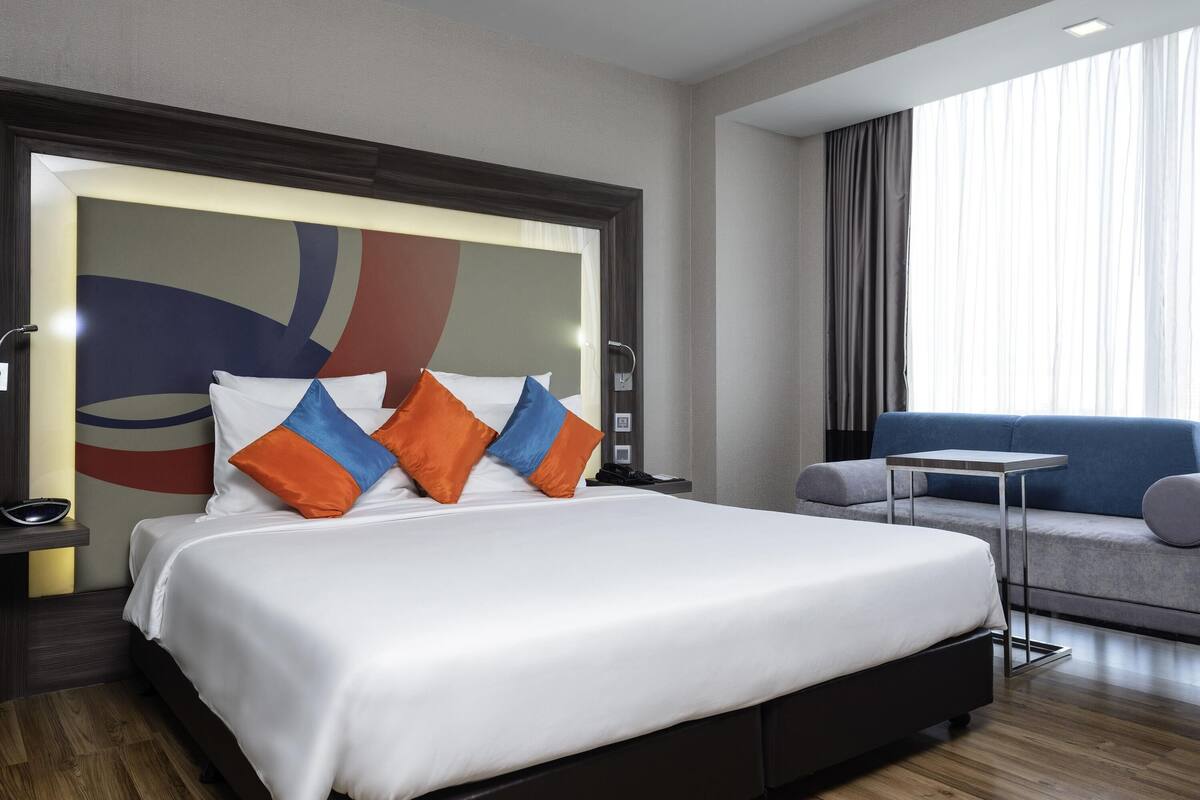 Standard Room, 1 King Bed | Minibar, in-room safe, desk, laptop workspace