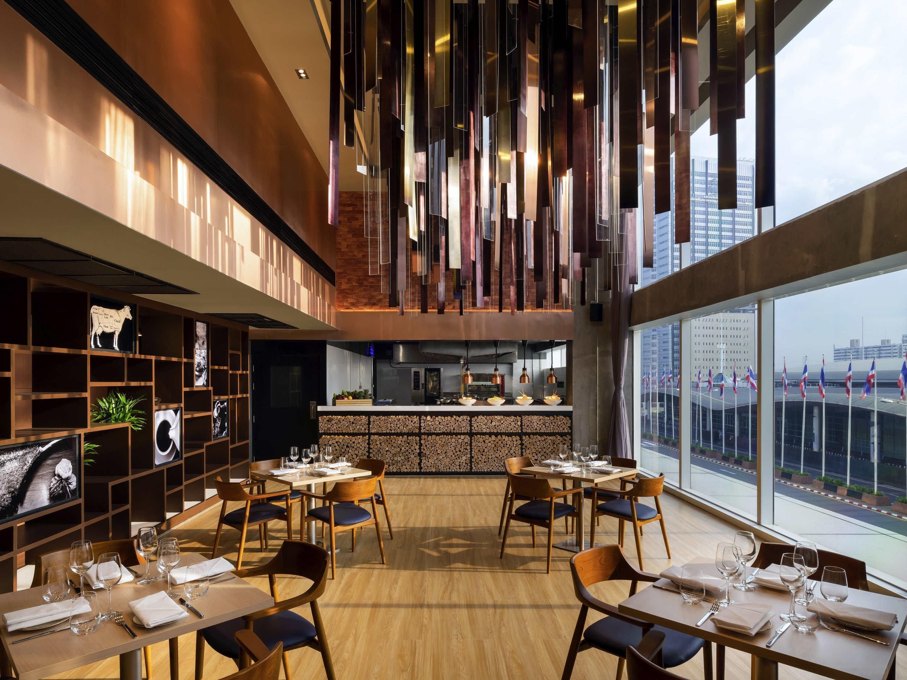 2 ravintolaa, joissa tarjoillaan aamiainen; kansainvälinen keittiö