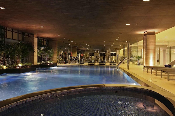 Kolam renang tertutup, kerusi lepak pantai