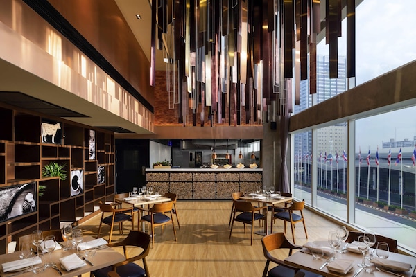 2 restaurants; breakfast, lunch, and dinner served