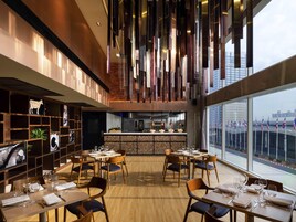 2 restaurantes; se sirve desayuno, almuerzo y cena