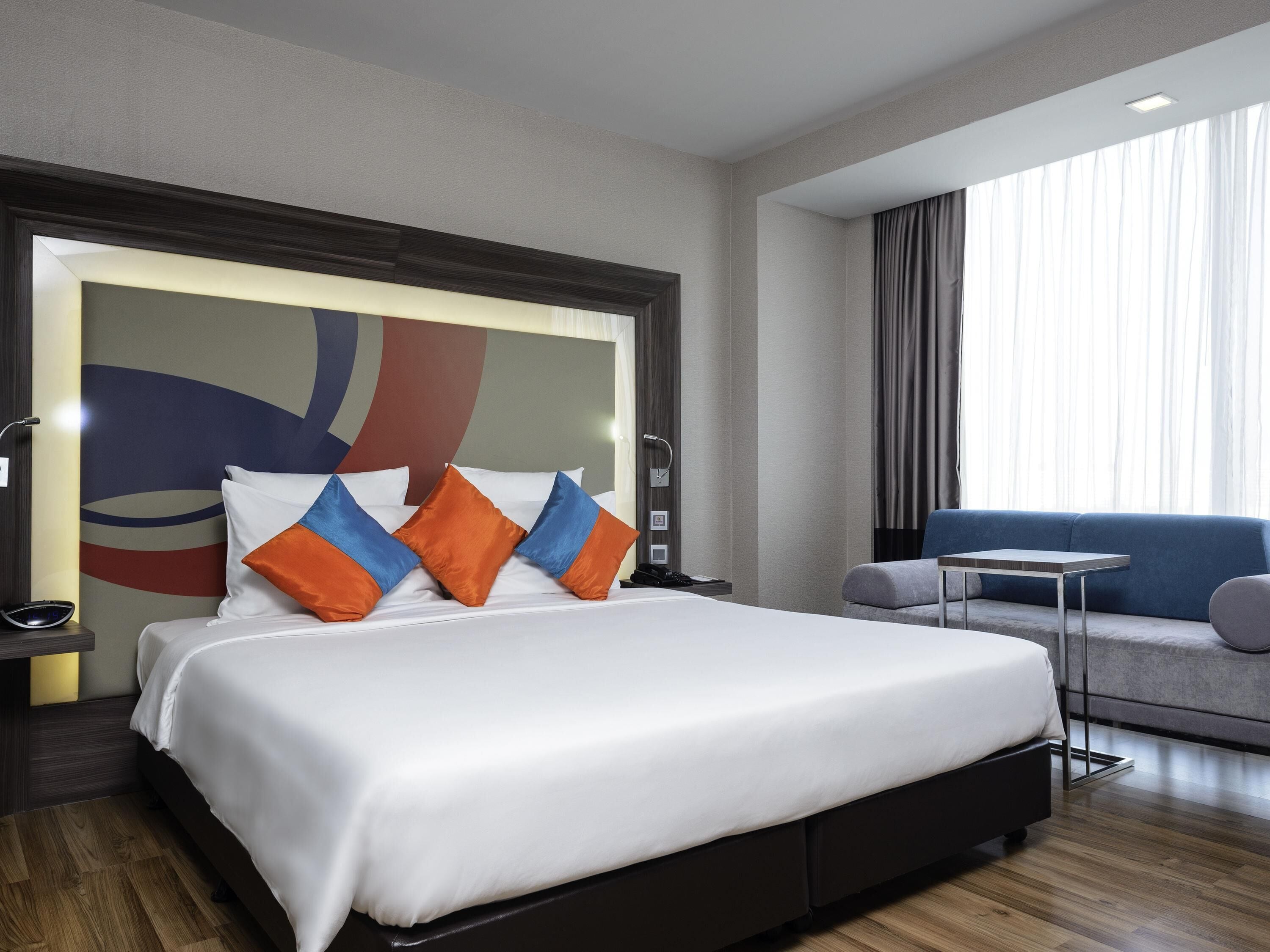 Standard Room, 1 King Bed | Minibar, in-room safe, individually decorated, individually furnished