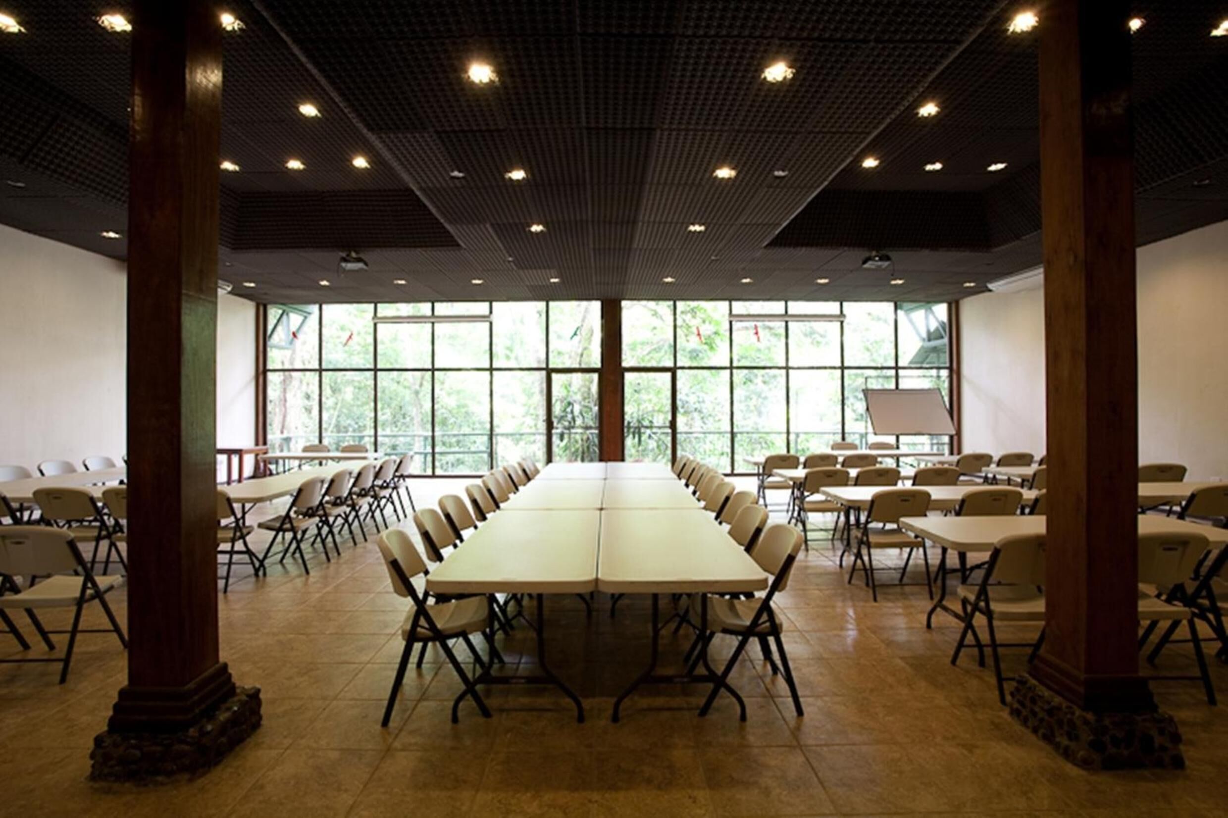 breakfast, lunch, dinner served; international cuisine