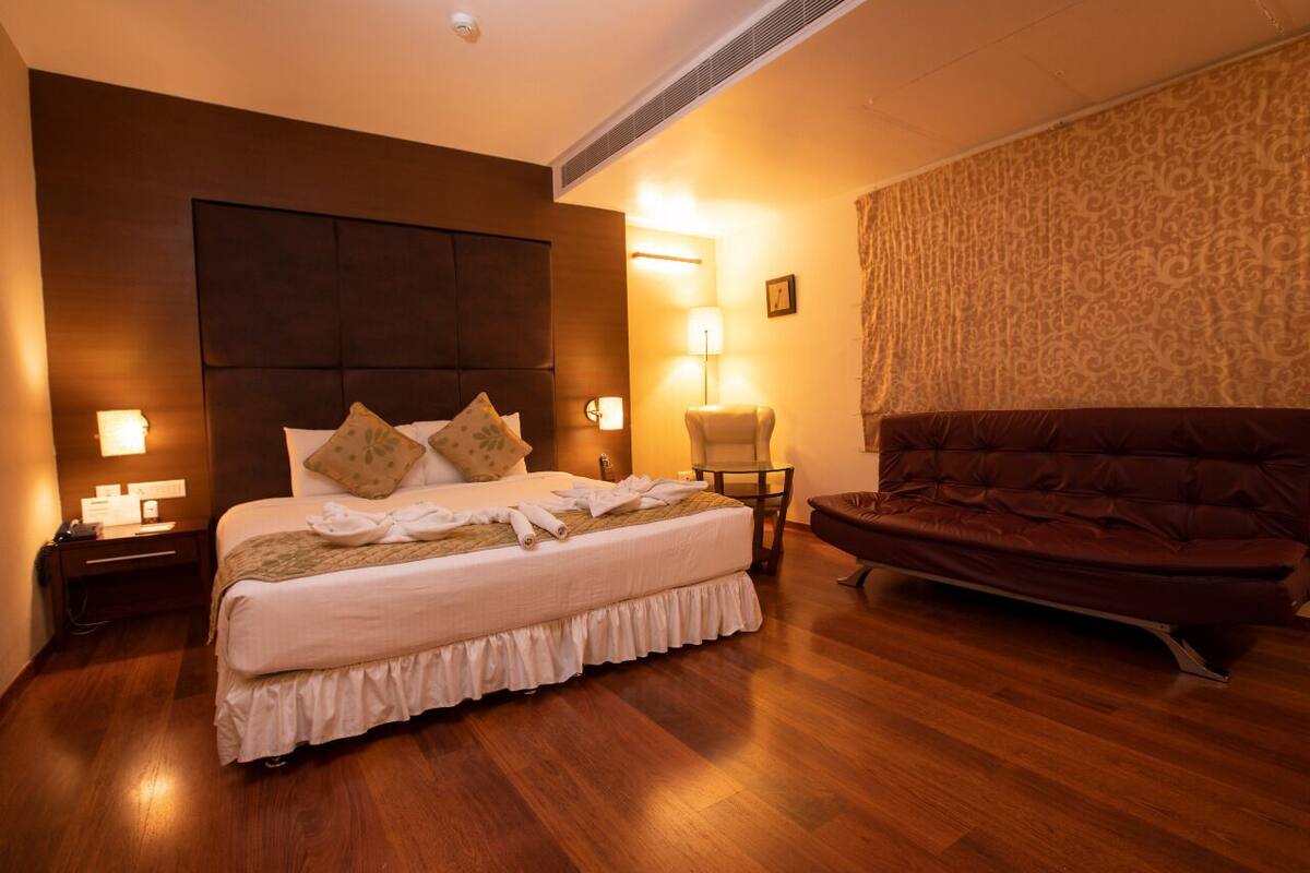 grand room, 1 king bed | pillow-top beds, minibar, in-room safe, laptop workspace