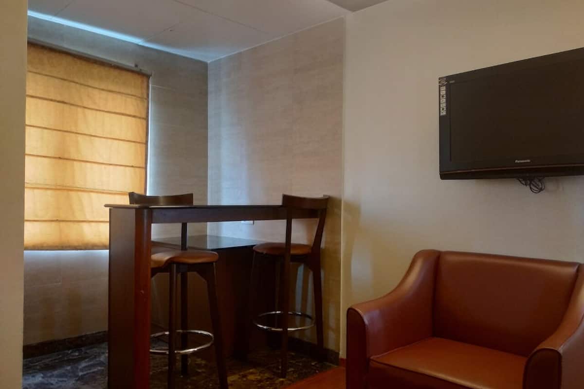 grand room, 1 king bed | pillow-top beds, minibar, in-room safe, laptop workspace