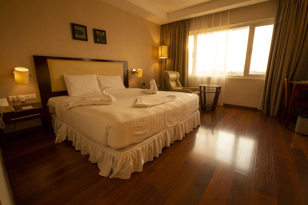 Executive Room | Pillow-top beds, minibar, in-room safe, laptop workspace