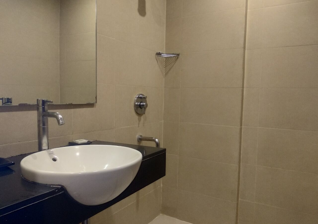 executive room | bathroom | shower, free toiletries, hair dryer, towels