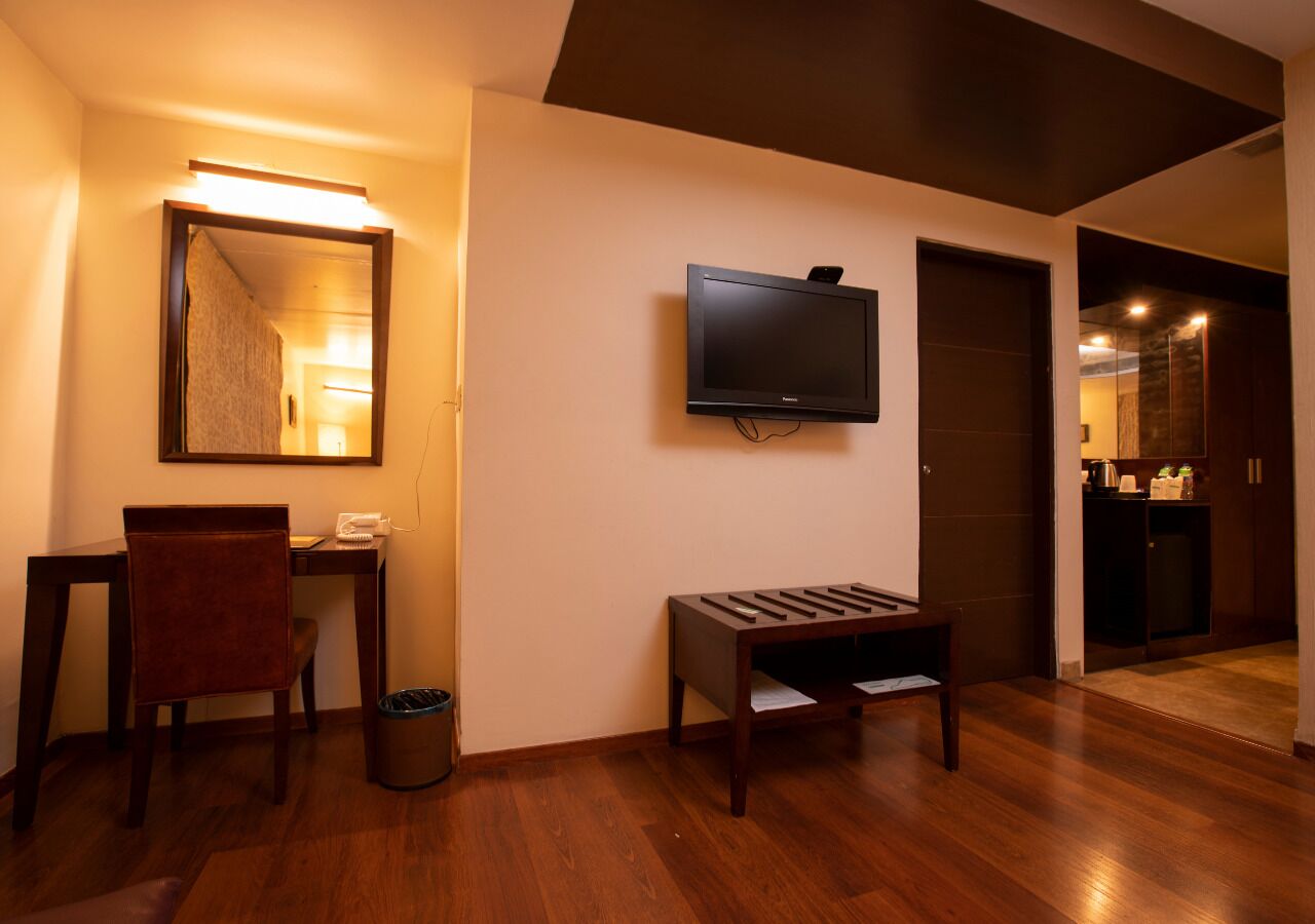 grand room, 1 king bed | living area | 32-inch lcd tv with cable channels, tv