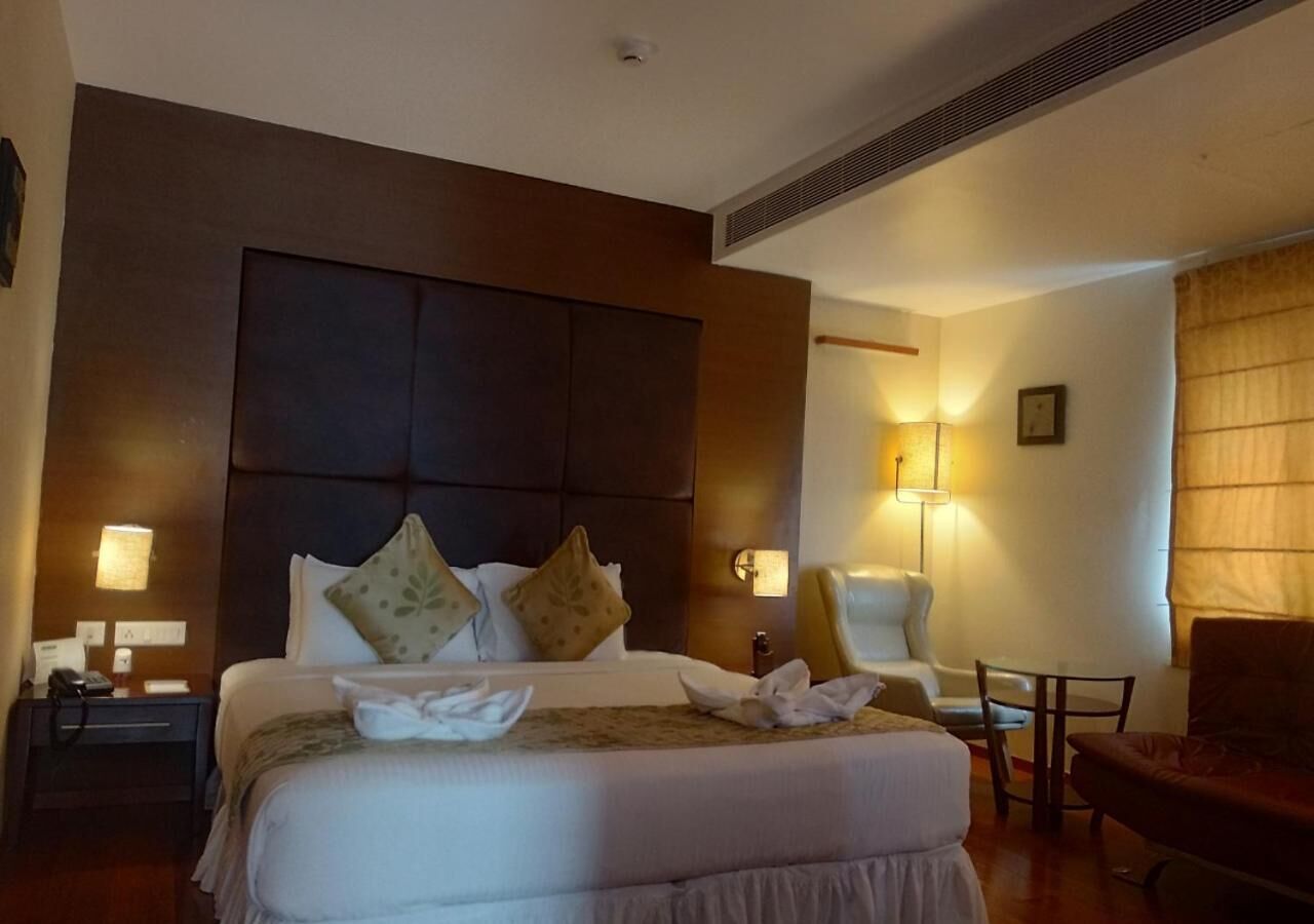 pillow-top beds, minibar, in-room safe, laptop workspace