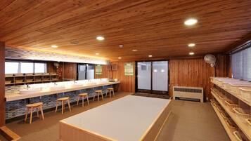 独立的浴缸和淋浴、泉水浴缸、免费洗浴用品、吹风机