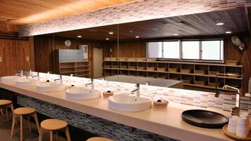 独立的浴缸和淋浴、泉水浴缸、免费洗浴用品、吹风机