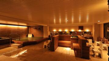 独立的浴缸和淋浴、泉水浴缸、免费洗浴用品、吹风机