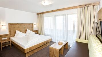 Doppelzimmer, Balkon, Talblick | Zimmersafe, Schreibtisch, schallisolierte Zimmer, kostenlose Babybetten