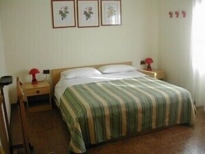 โต๊ะทำงาน, เตารีด/โต๊ะรีดผ้า, เปล/เตียงเด็กอ่อน (ฟรี), เตียงเสริม/เปล