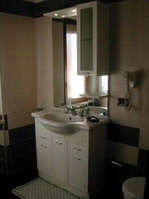 Bathtub, hair dryer, towels - Royal Residence (Syracuse)