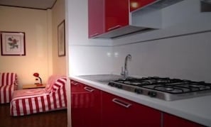 Cookware/dishes/utensils - Royal Residence (Syracuse)