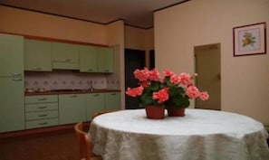 Batterie de cuisine, vaisselle et ustensiles
