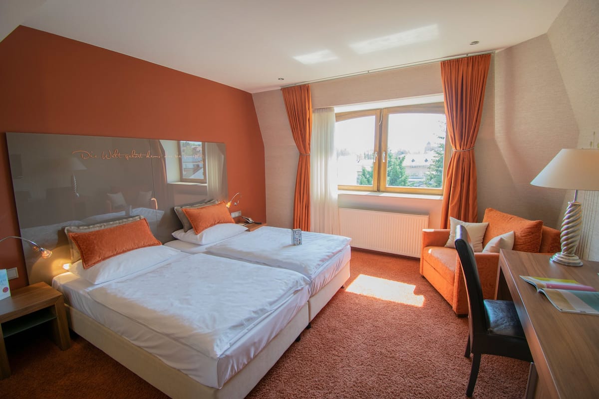 1 slaapkamer, een kluis op de kamer, een bureau, geluiddichte muren
