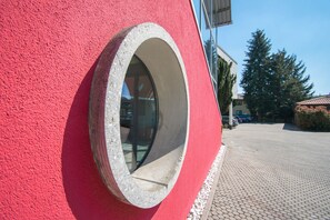 Vista frontal de la propiedad