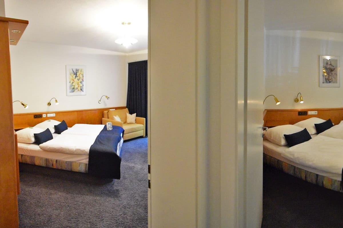 Familie appartement, 2 slaapkamers | 1 slaapkamer, een kluis op de kamer, een bureau, geluiddichte muren