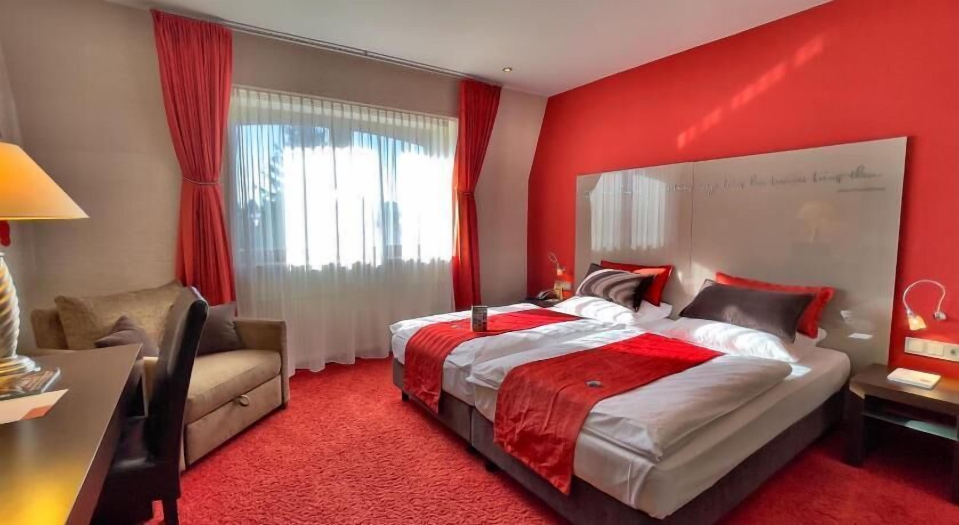 خزنة داخل الغرفة ومكتب وتجهيزات عازلة للصوت ومكواة/لوح كي