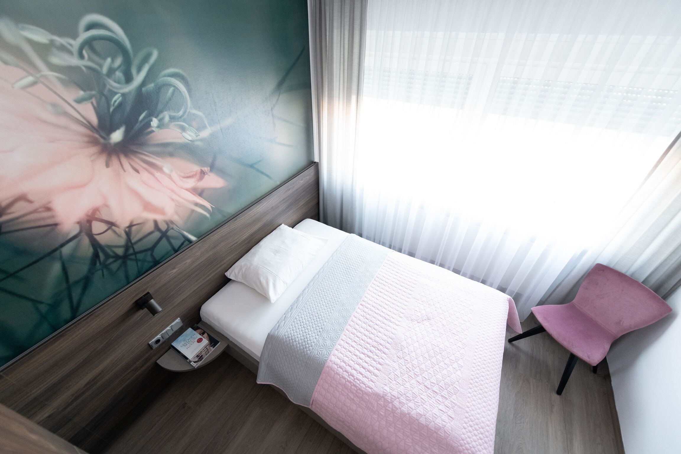 standard single room, 1 bedroom | in-room safe, desk, soundproofing, iron/ironing board