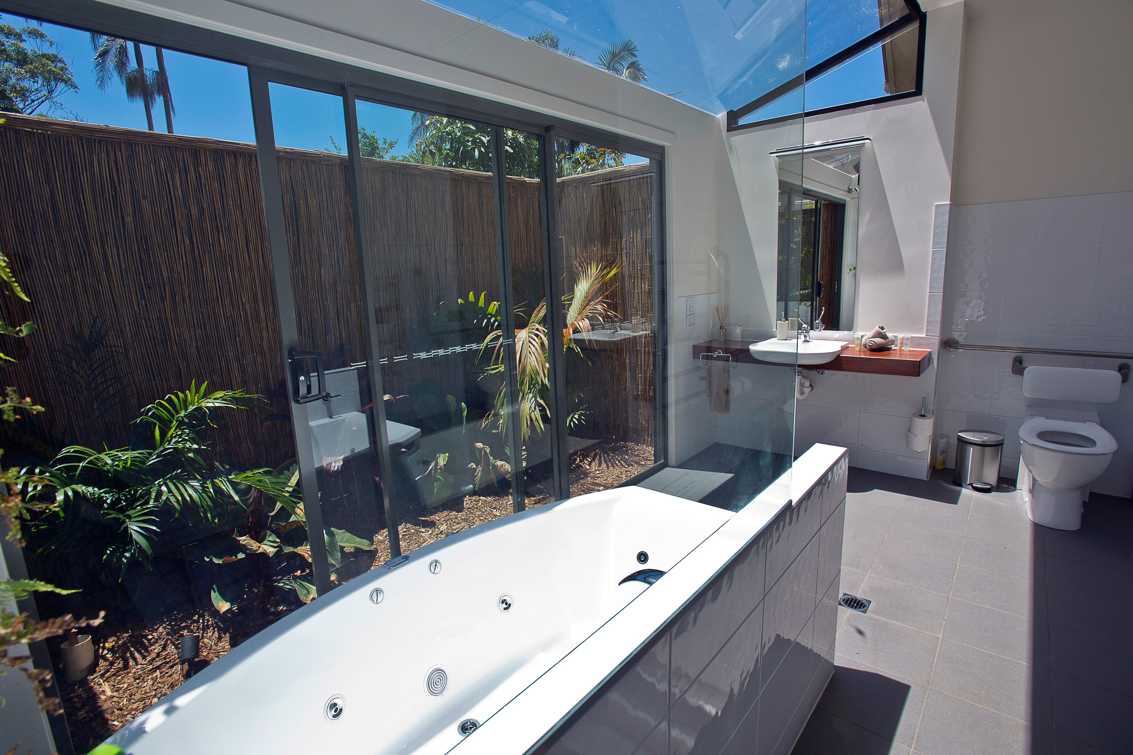 Suite Premium | Bañera de hidromasaje cubierta