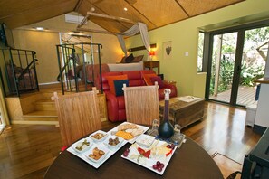 Mökki (Private) | Ruokailu omassa huoneessa