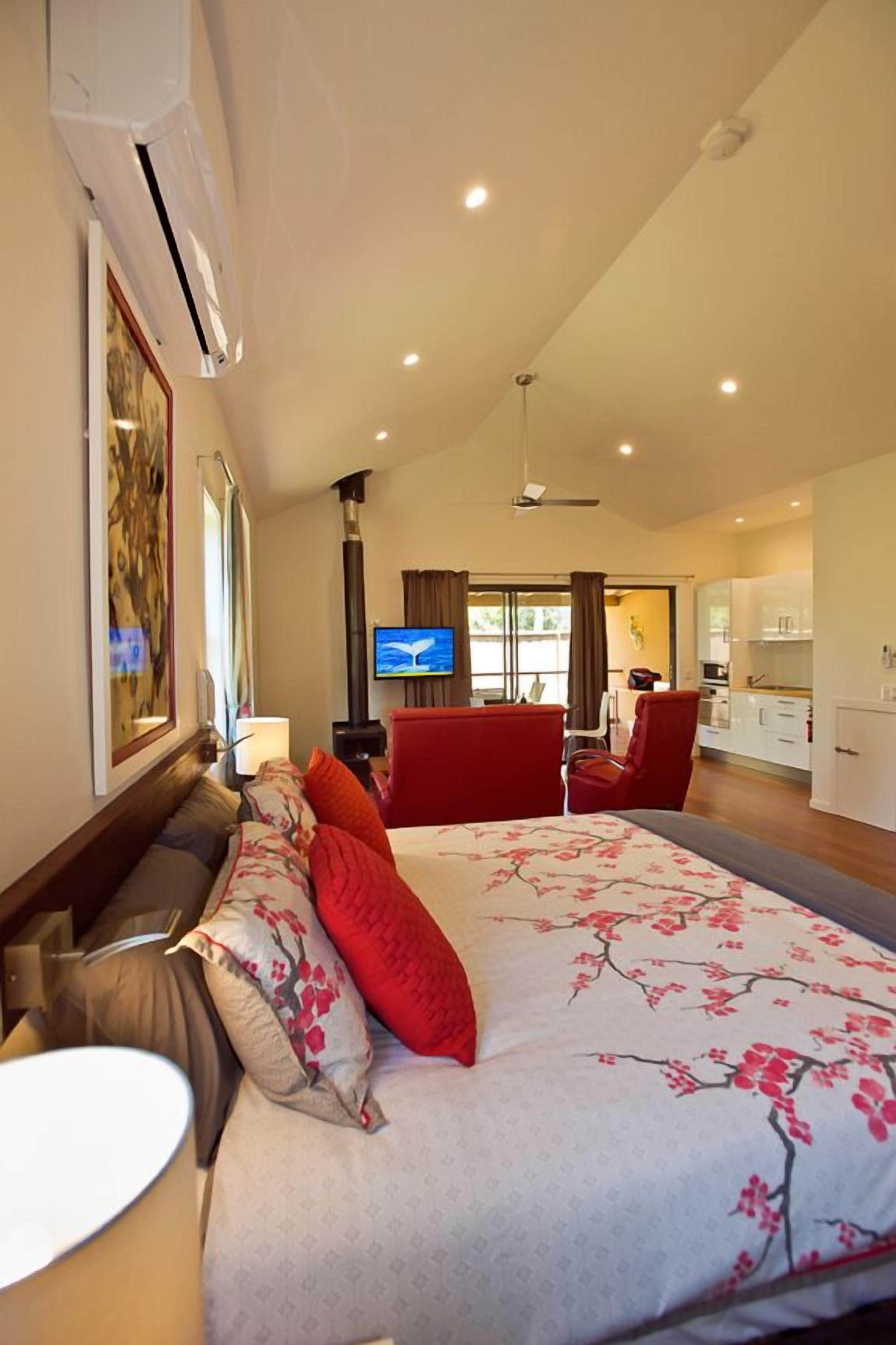 Premium Suite | Blackout curtains, soundproofing, iron/ironing board, free WiFi