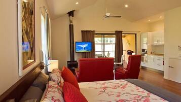 Premium Suite | Blackout curtains, soundproofing, iron/ironing board, free WiFi