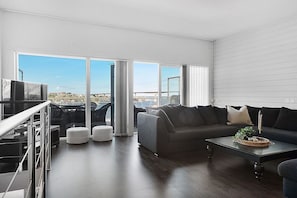 Condo exclusivo, 2 habitaciones | Sala de estar | Televisión de pantalla plana