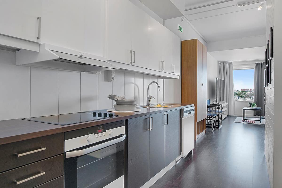 family room (main building) | private kitchen | full-sized fridge, stovetop, dishwasher, coffee/tea maker