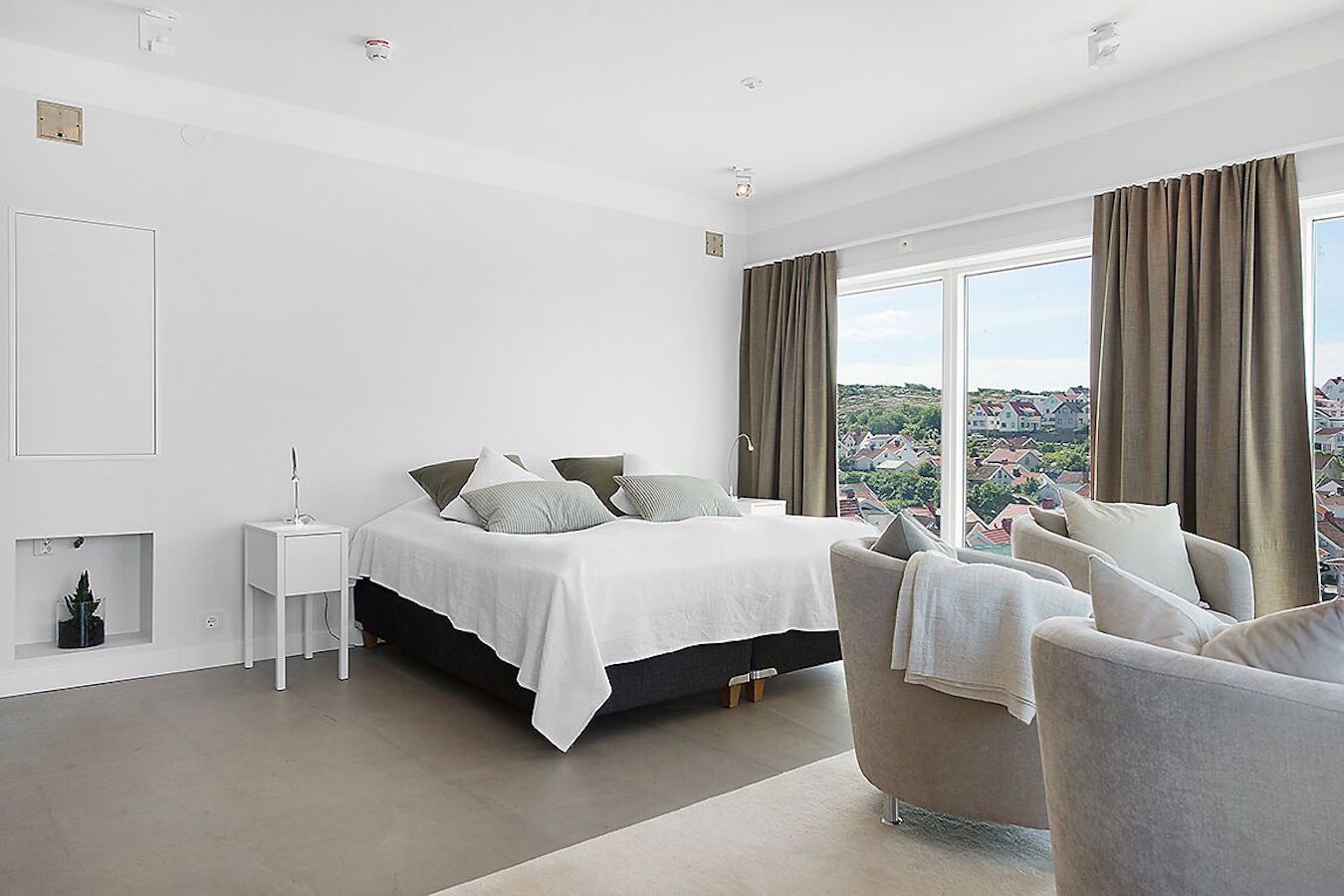 1 bedroom, individually decorated, individually furnished