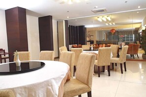 Breakfast and dinner served