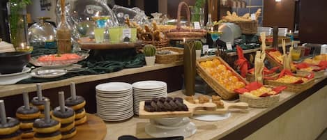 Daily buffet breakfast for a fee