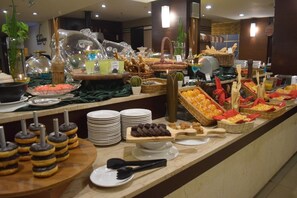 Daily buffet breakfast for a fee - Serela Riau Hotel Bandung (Bandung)