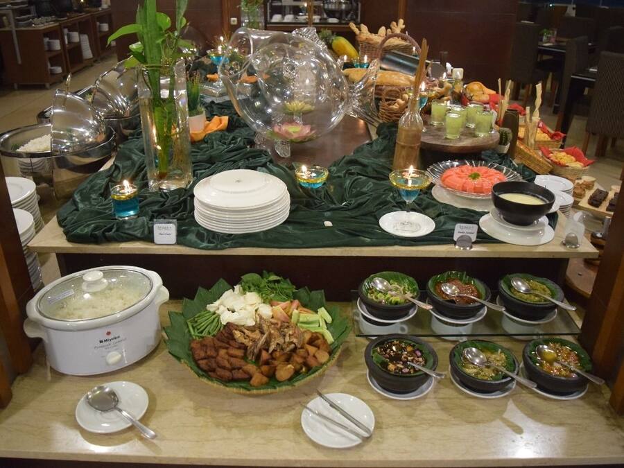 Daily buffet breakfast for a fee