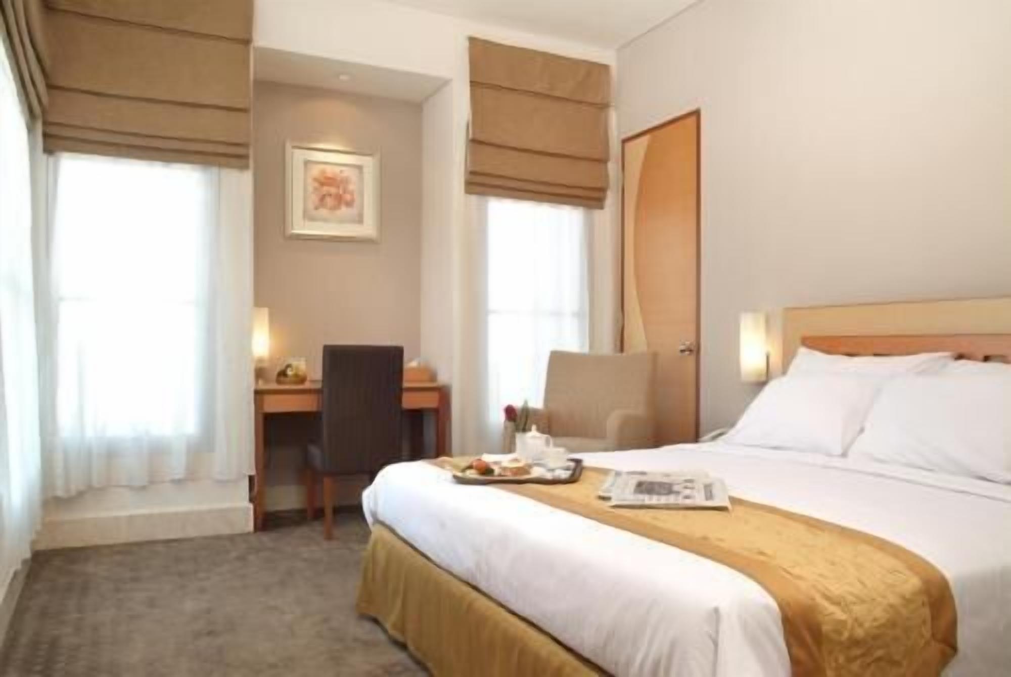 Premium bedding, desk, soundproofing, free WiFi