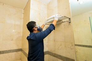 Shower, free toiletries, slippers, towels - Serela Riau Hotel Bandung (Bandung)
