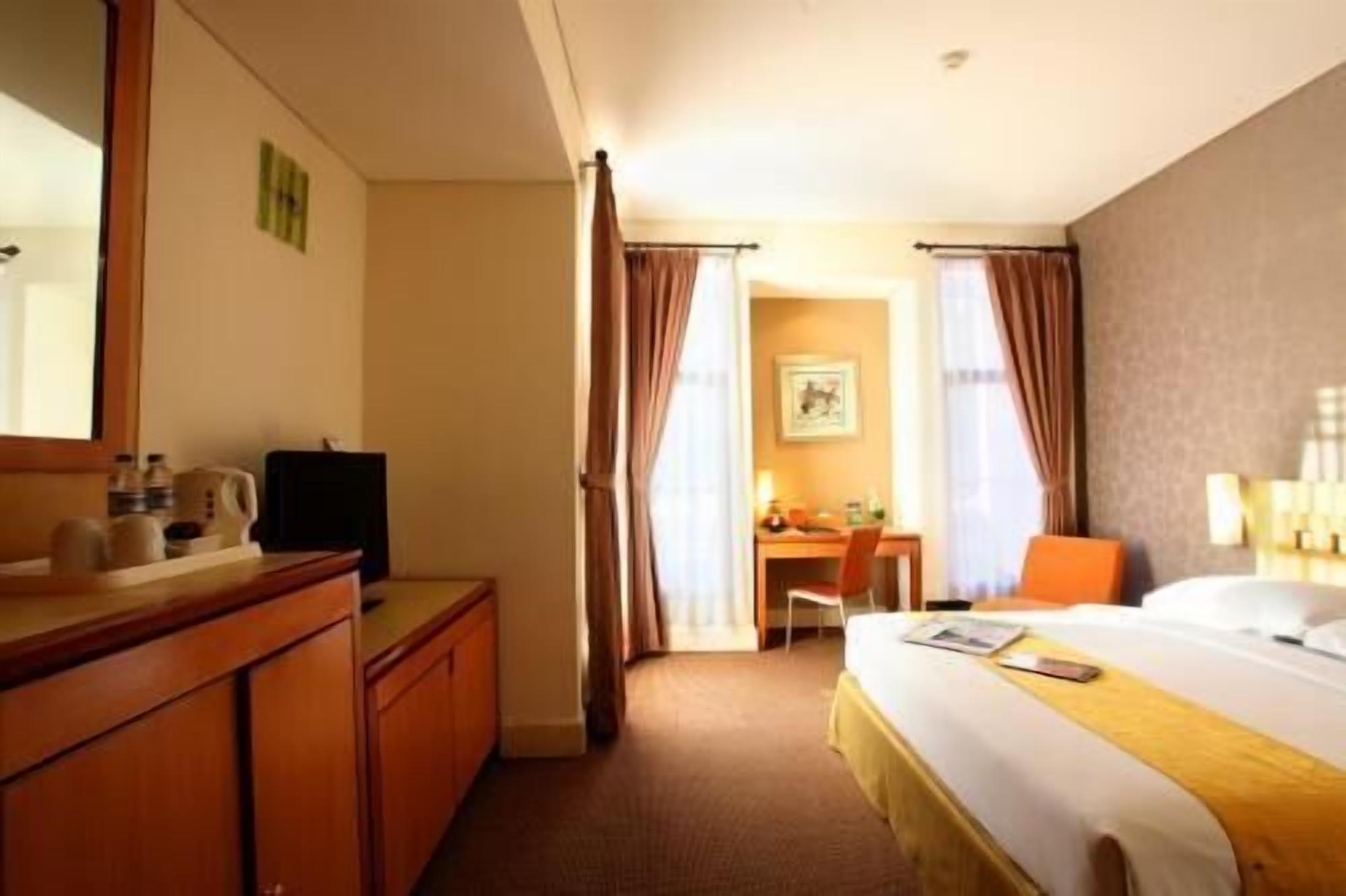 Premium bedding, desk, soundproofing, free WiFi