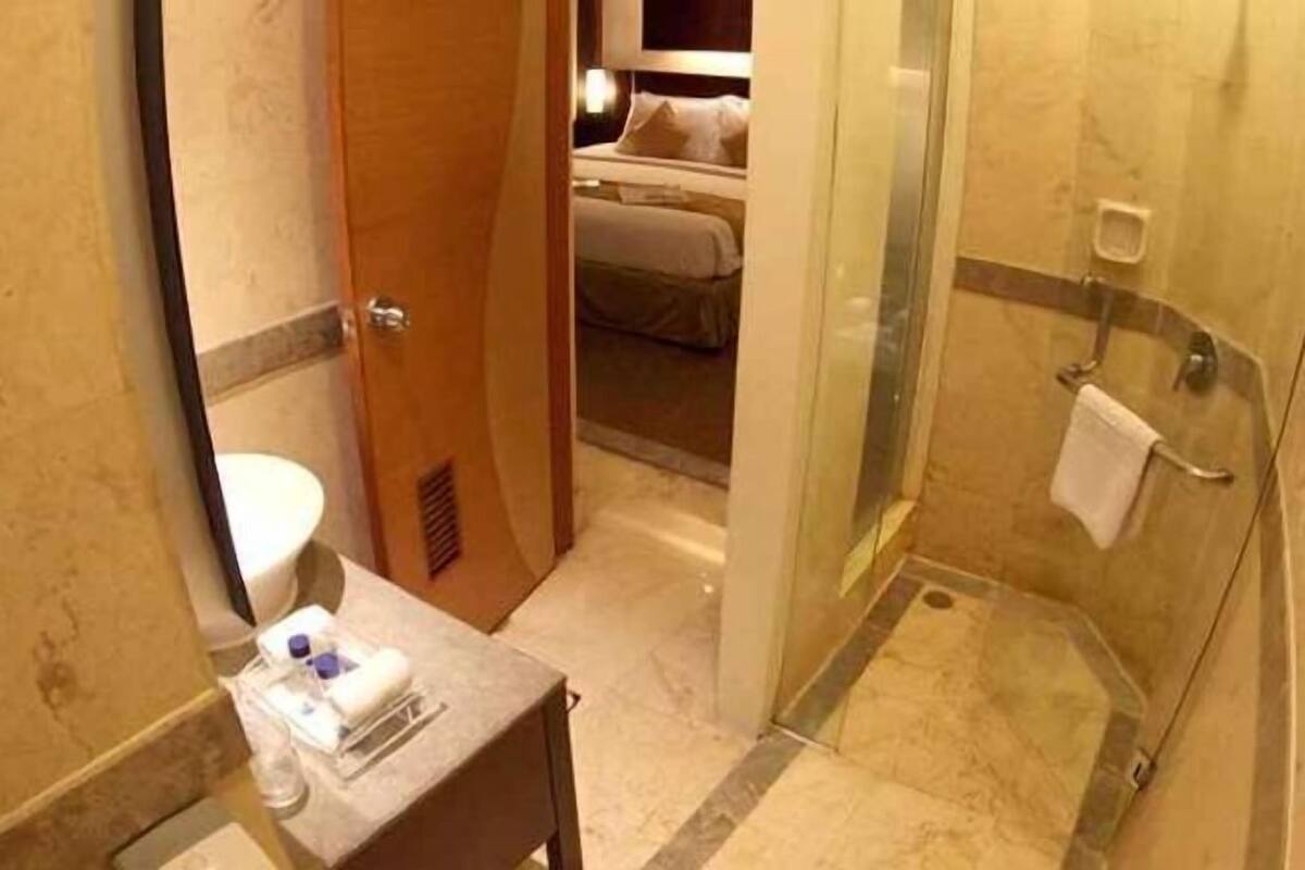 Bathroom | Shower, free toiletries, slippers, towels