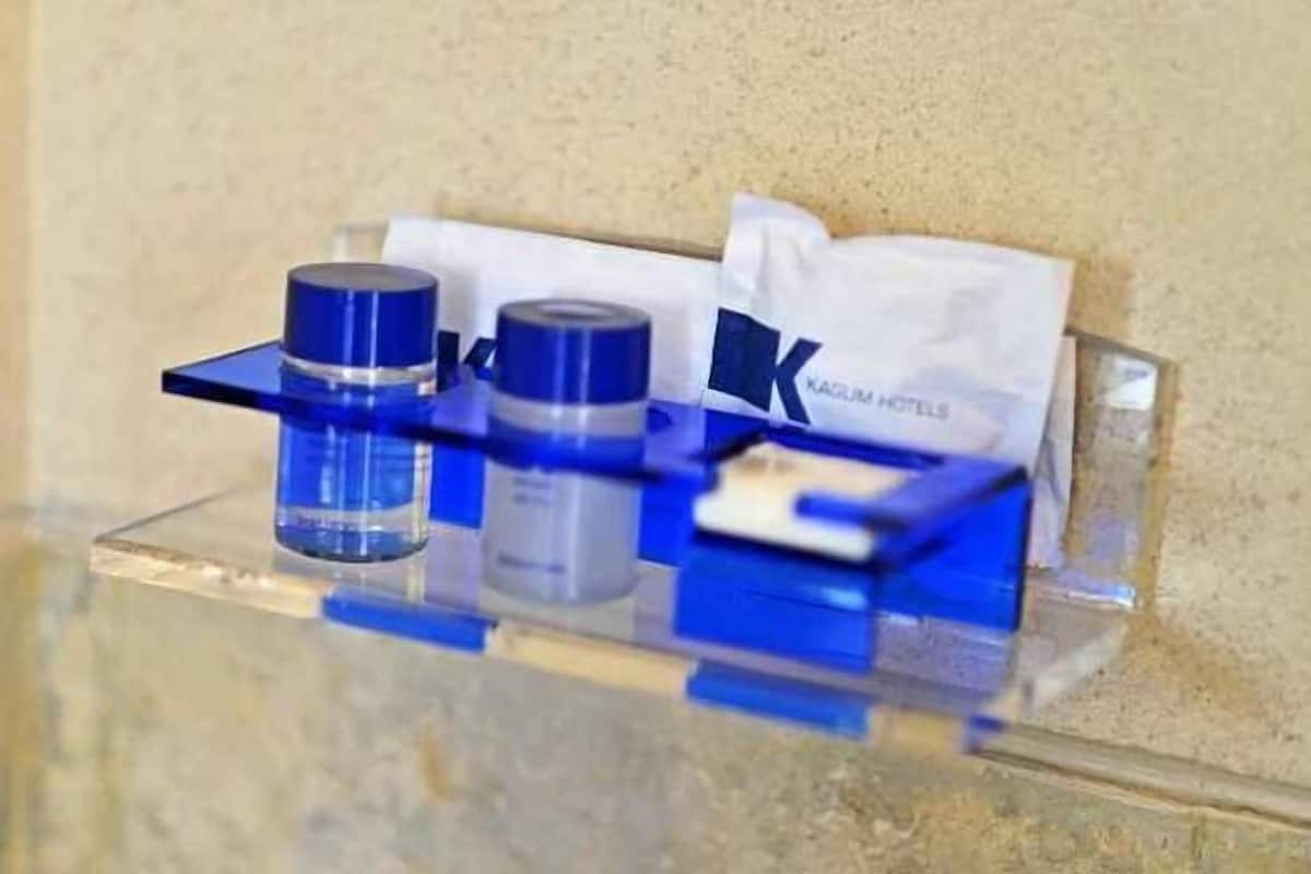 Kylpyhuoneen mukavuudet | Suihku, ilmaiset hygieniatuotteet, tohvelit, pyyhkeet