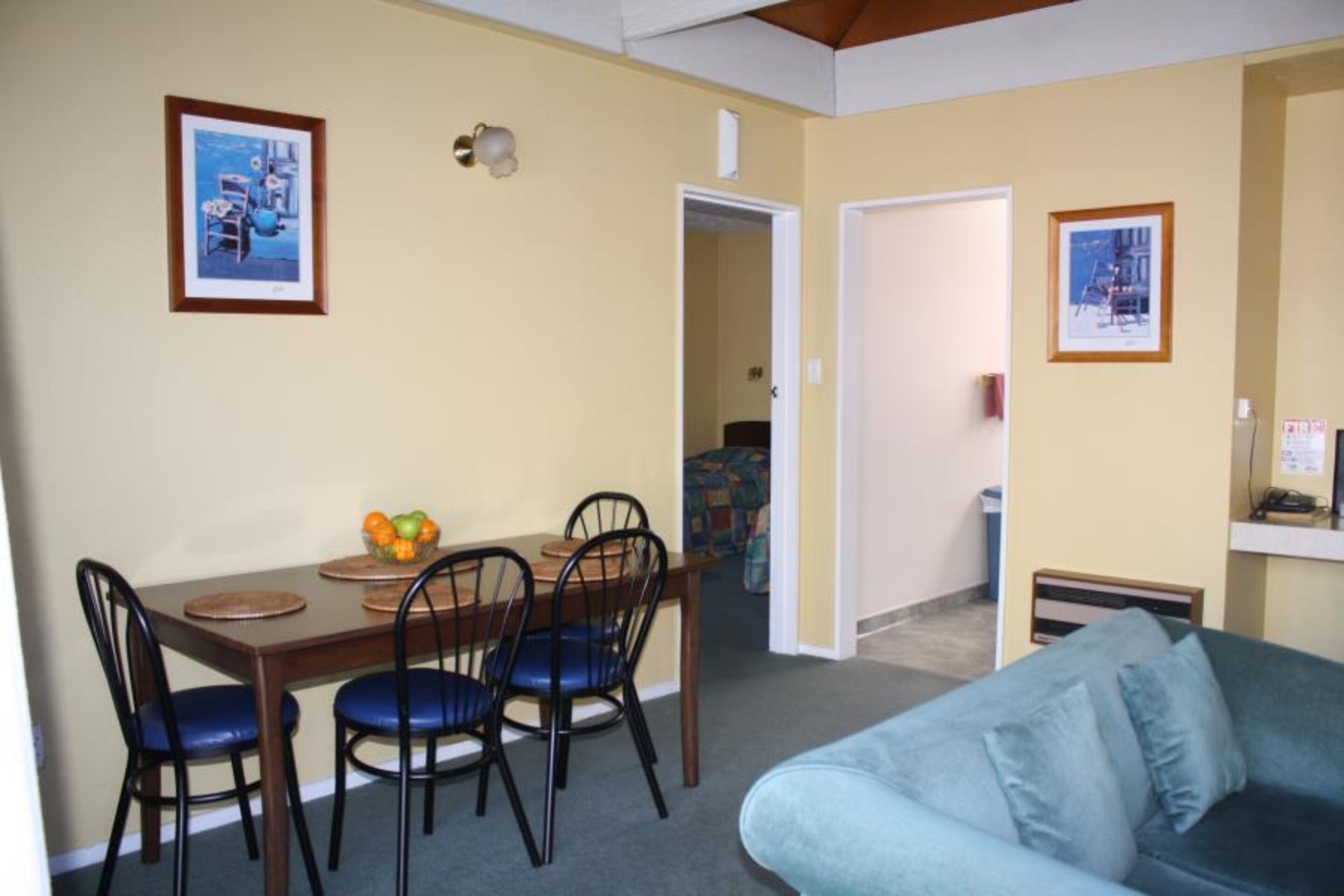 Standard-Apartment, 2 Schlafzimmer | Wohnbereich | Fernseher