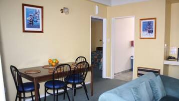 Standard-Apartment, 2 Schlafzimmer | Wohnbereich | Fernseher