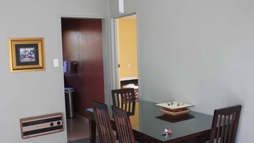 Executive-Apartment, Whirlpool | Essbereich im Zimmer